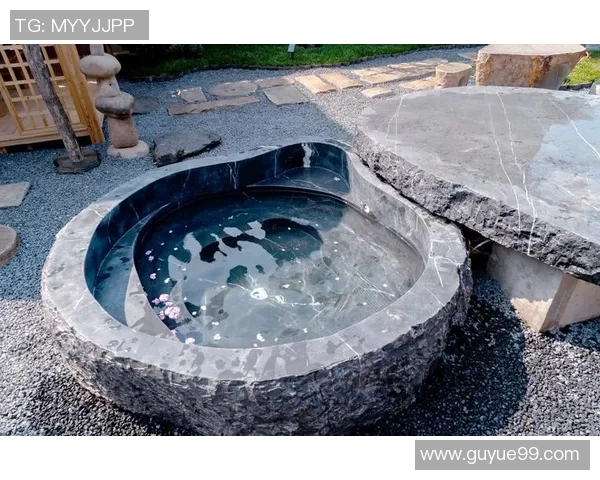 温泉度假新体验 穿上泳装享受温暖与清凉的完美结合